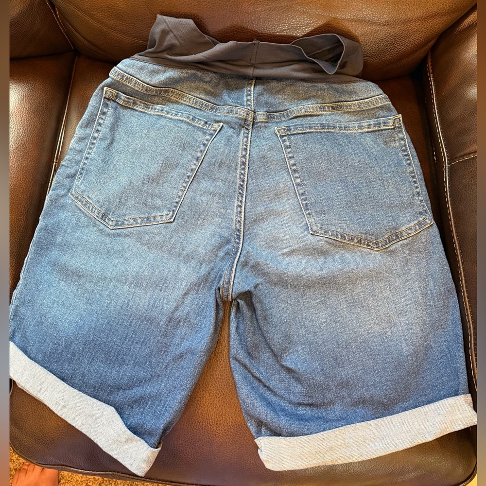 Old Navy Maternity Denim Shorts with Stretch Waistband - Picture 3 of 5